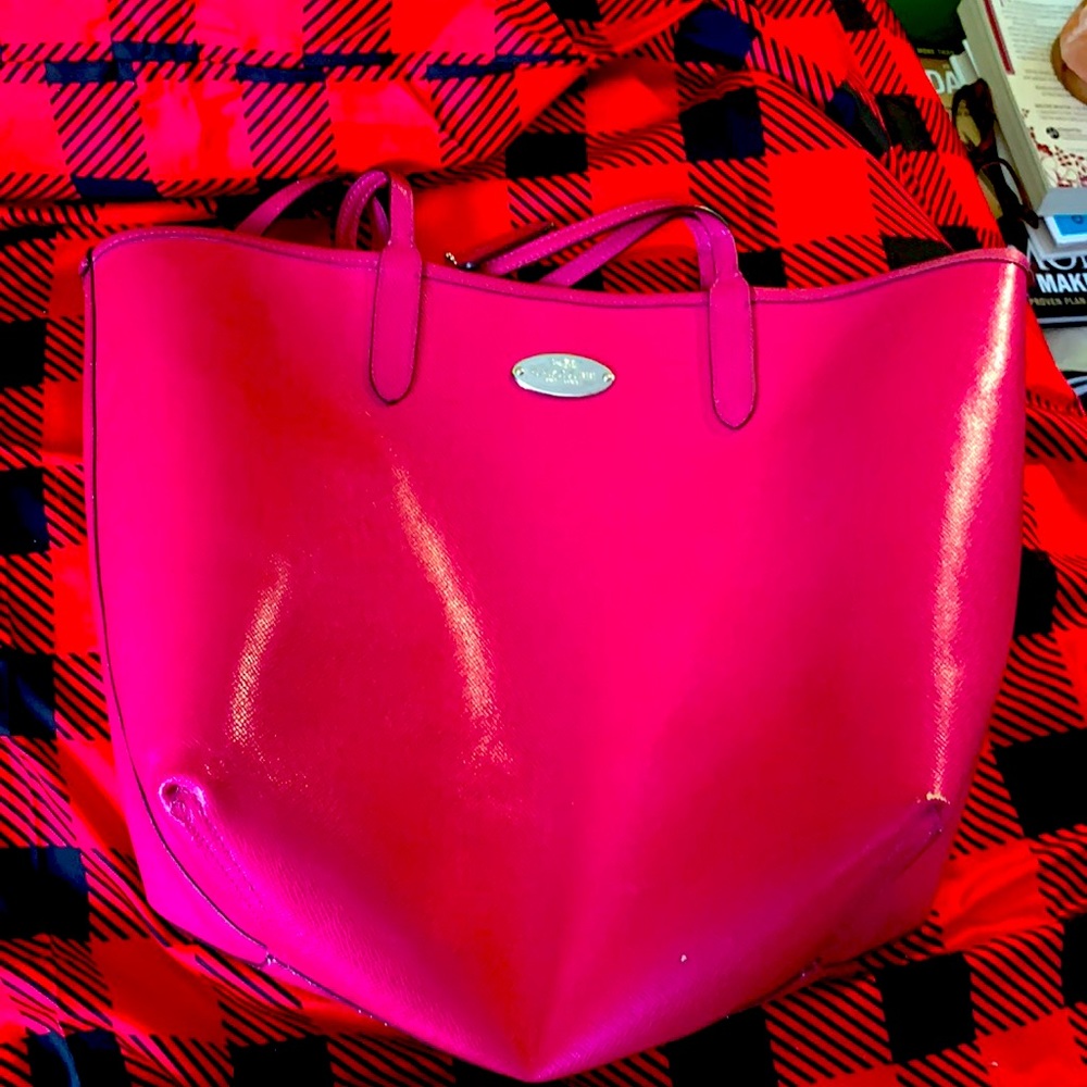 Reversible coach tote